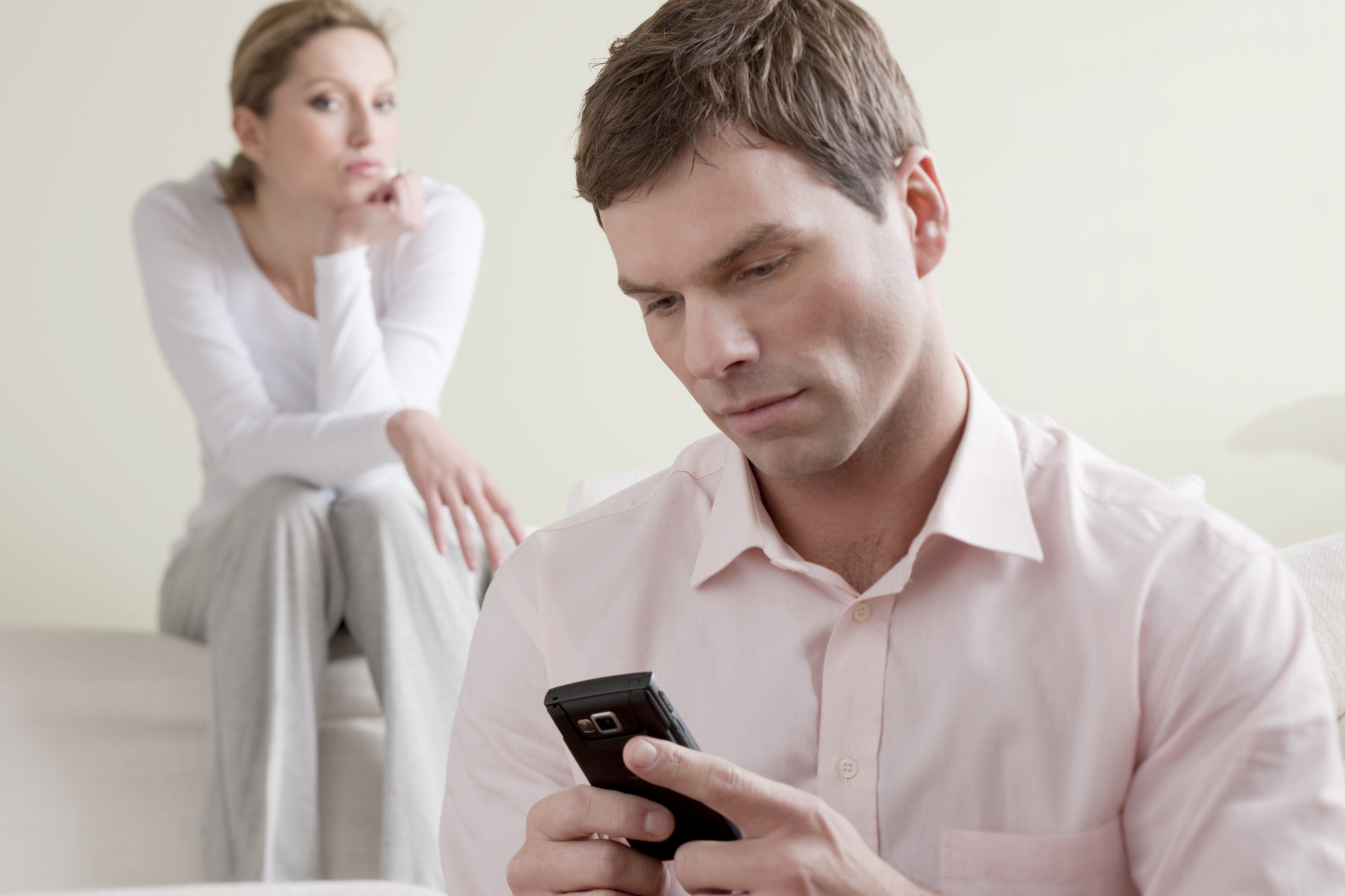 Неверная жена трахается мило болтая по телефону с супругом